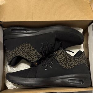 Women’s Black Athletic Sneakers with Subtle Pattern